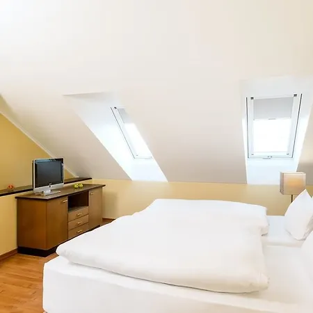 Hotel Nh City Sued 3*